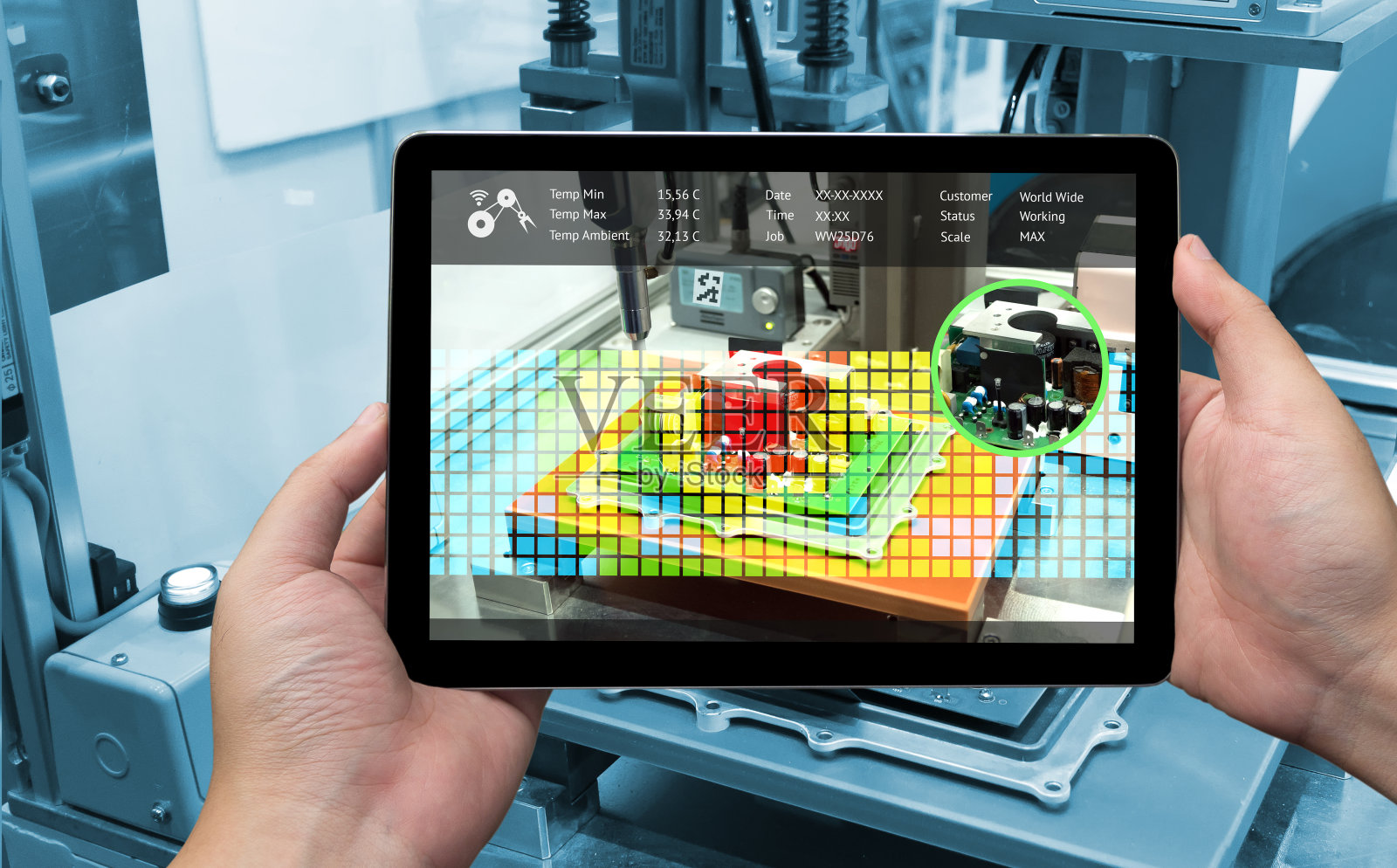 工业4.0概念。带有增强现实屏幕软件的手持式平板电脑和智能工厂背景下的自动化无线机器人手臂的蓝色调照片摄影